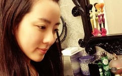 宝宝扶着水池乖乖让爸爸洗头